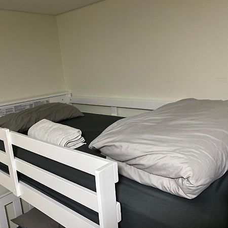 Single Size Top Bunk Bed - Mixed Shared Room ميامي سبرينغز المظهر الخارجي الصورة