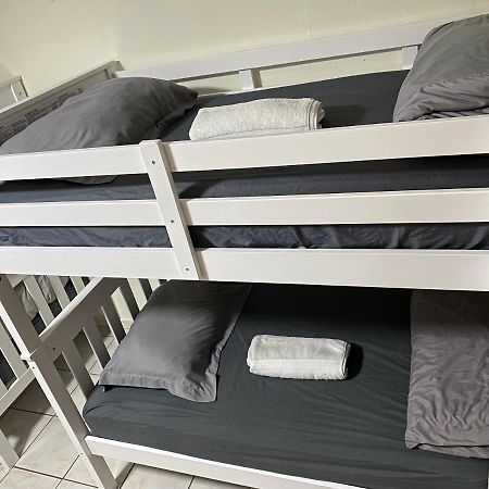 Single Size Top Bunk Bed - Mixed Shared Room ميامي سبرينغز المظهر الخارجي الصورة