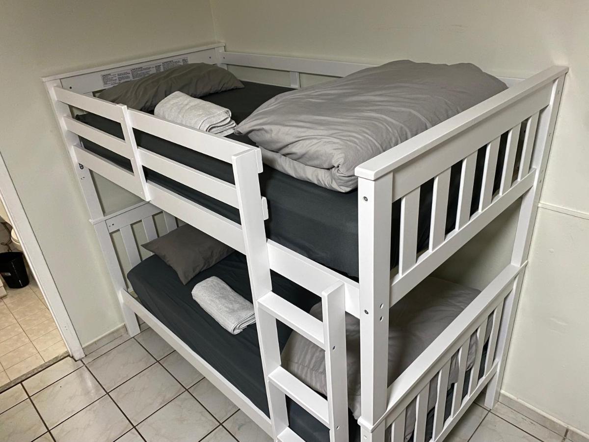 Single Size Top Bunk Bed - Mixed Shared Room ميامي سبرينغز المظهر الخارجي الصورة