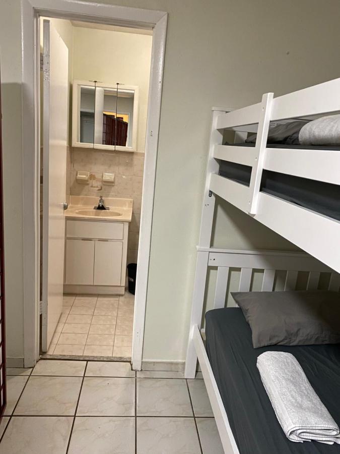 Single Size Top Bunk Bed - Mixed Shared Room ميامي سبرينغز المظهر الخارجي الصورة