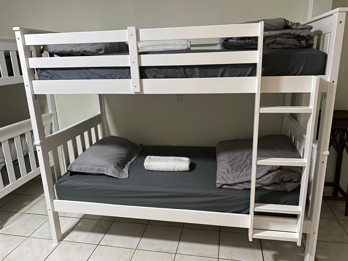 Single Size Top Bunk Bed - Mixed Shared Room ميامي سبرينغز المظهر الخارجي الصورة