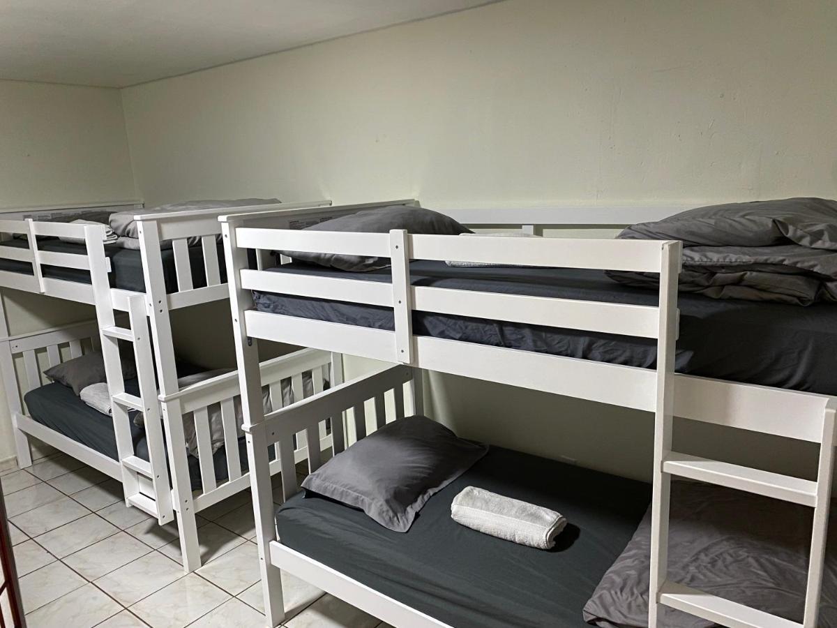 Single Size Top Bunk Bed - Mixed Shared Room ميامي سبرينغز المظهر الخارجي الصورة